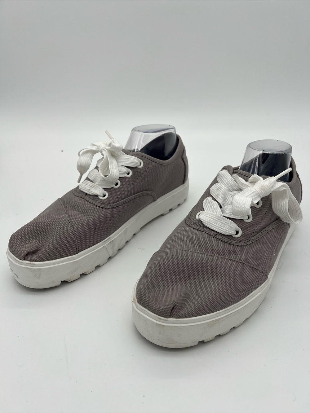 TOMS Women's Gray and White Canvas Cordones platform sneakers size 12